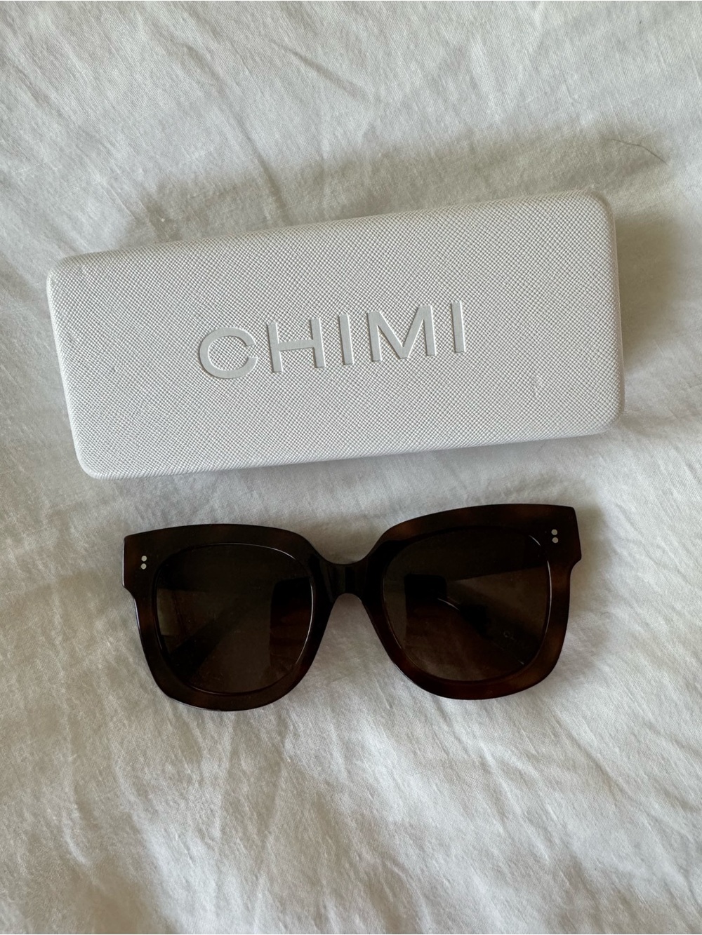 CHIMI Oversized Tortoiseshell Sunglasses - Picture 4 of 5